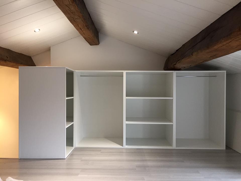 Dressing blanc posé par Loire Agencement à Liré