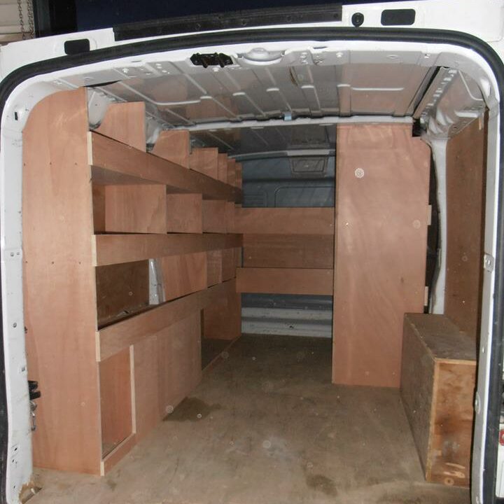 Aménagement d'un camion avec menuiseries par Loire Agencement à Liré
